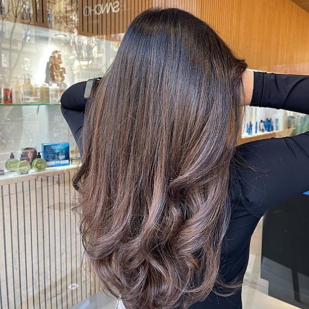 Iluminación en cabello moreno en peluquería Desancho