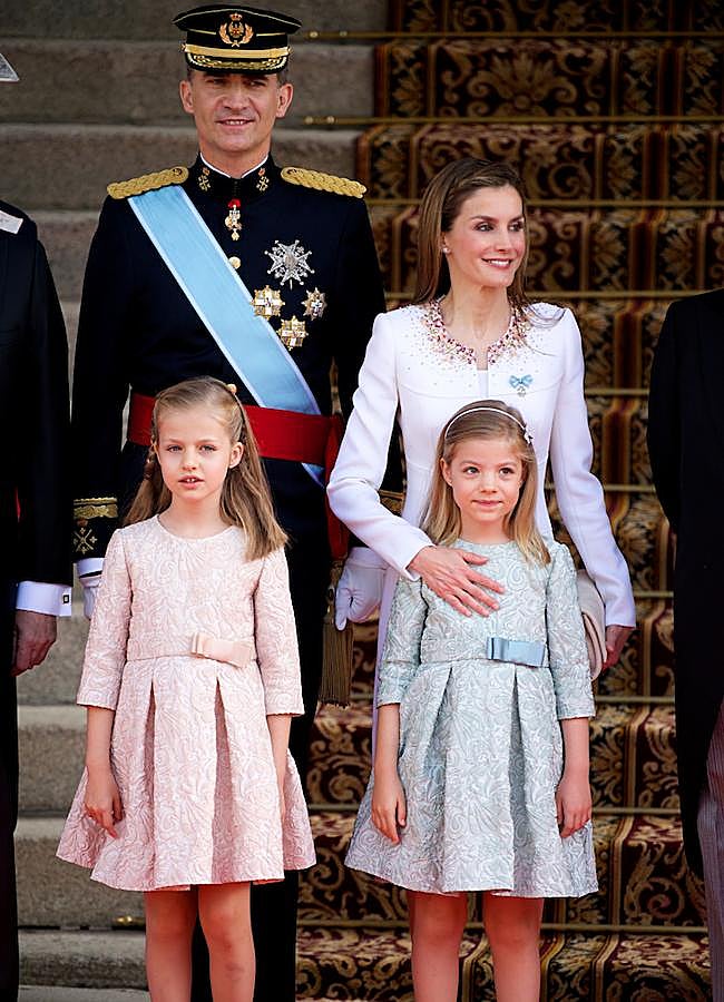 Imagen - Los reyes Felipe y Letizia, junto a sus hijas. (Limited Pictures)