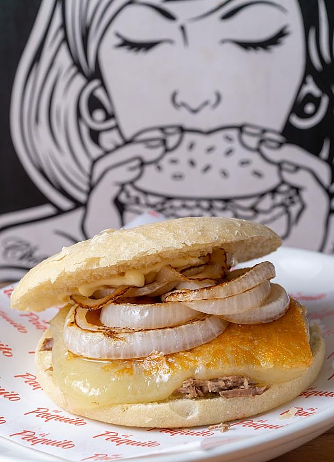 Imagen - El Paquito del restaurante chileno ubicado en Madrid San Wich, con carne de cordero guisada, cebolla a la plancha, queso de cabra y mayonesa. / INTEROVIC