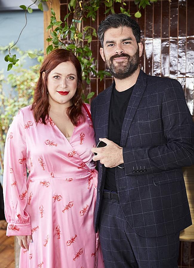 Imagen - La escritora Elísabet Benavent junto a su representante. Foto: Álex Rivera.