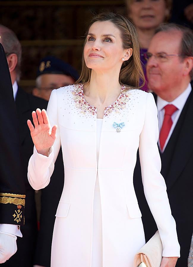 Imagen - El look de la reina Letizia el 19 de junio de 2014 en la proclamación de Felipe VI. FOTO: Limited Pictures.