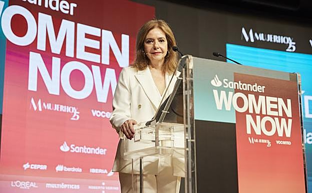 Lourdes Garzón, directora de WomenNOW y de la revista Mujerhoy, vestida por Roberto Verino.