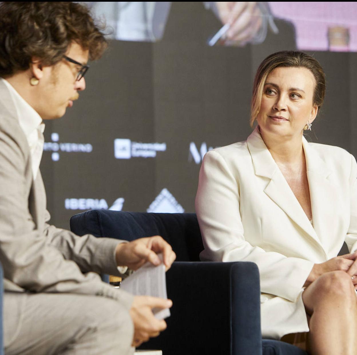 Camilla Läckberg entrevistada por el periodista Manu Piñón.