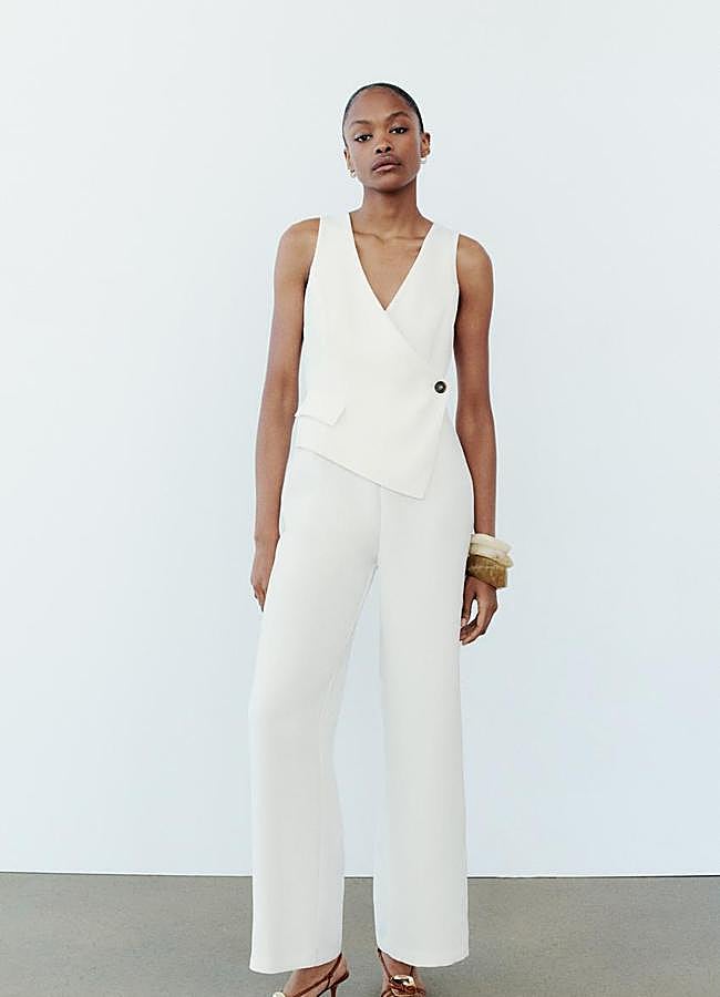 Imagen - Mono blanco con diseño de chaleco de Zara.