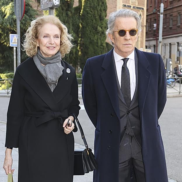 Pilar González de Gregorio, con Alfonso Díez, en el funeral de Ira de Füistenberg. 