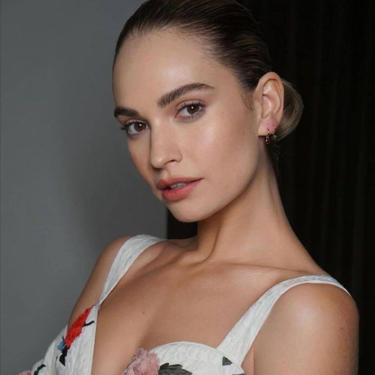 Lily James con piel radiante y tersa