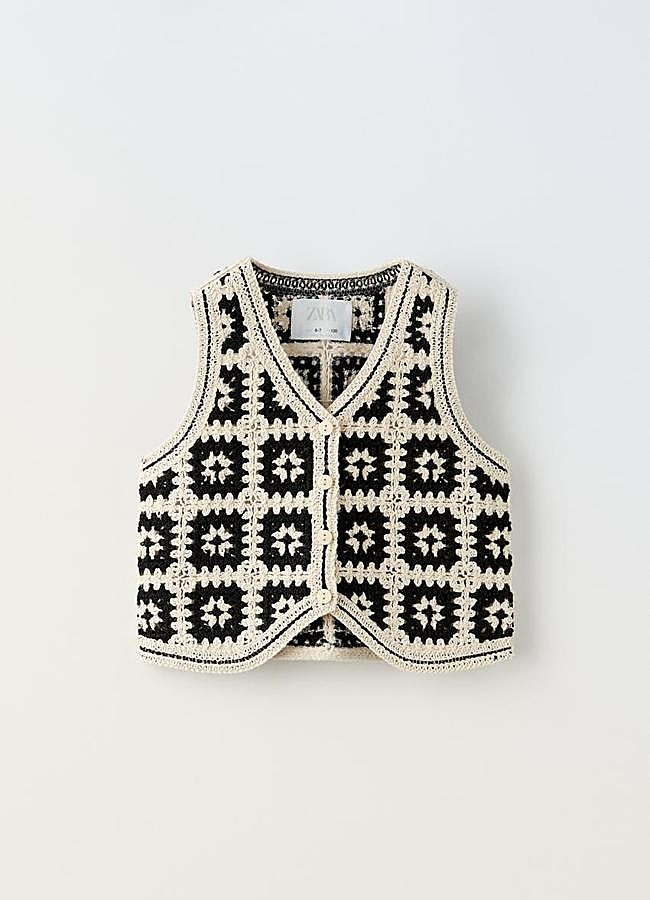 Imagen - Chaleco blanco y negro de Zara, 17,95 euros.