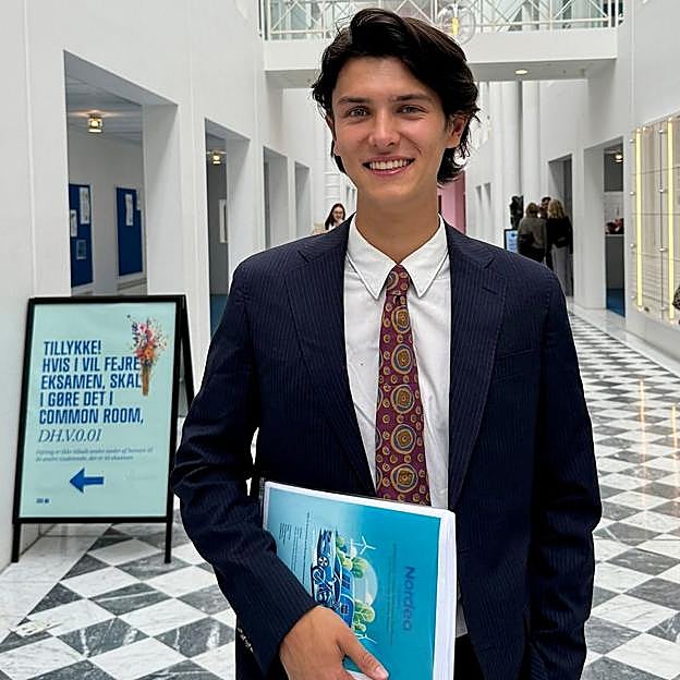 Nicolás de Dinamarca, feliz por su graduación. 