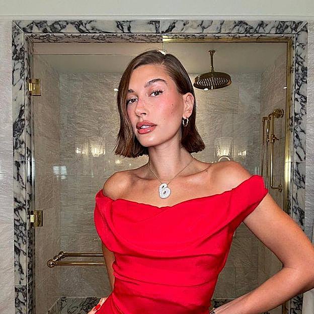 Hailey Bieber con la tendencia de colorete strawberry blush
