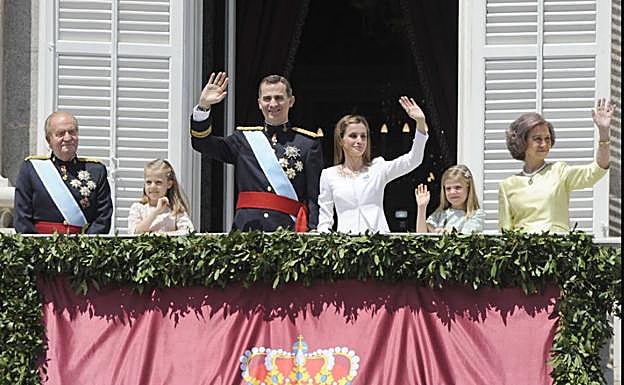 Los reyes Felipe y Letizia hace 10 años saludan desde el balcón junto a sus hijas y los reyes eméritos. 