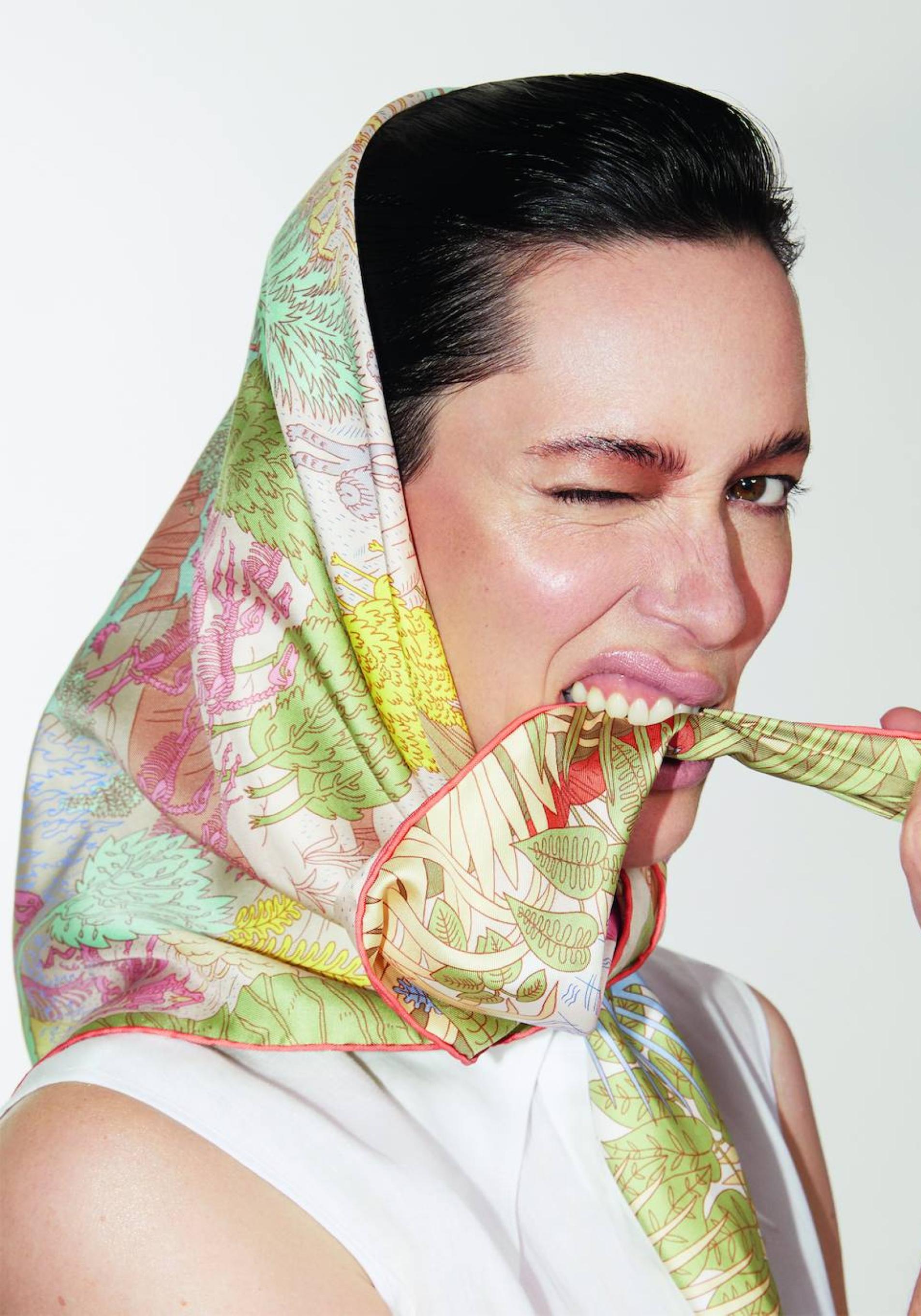 Rebecca Hall con pañuelo de Hermès y top de Max Mara.