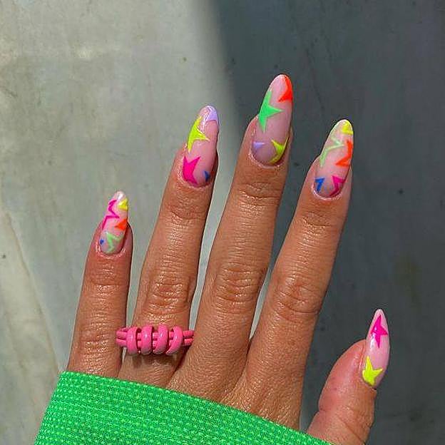 Uñas flúor con estampado de estrellas