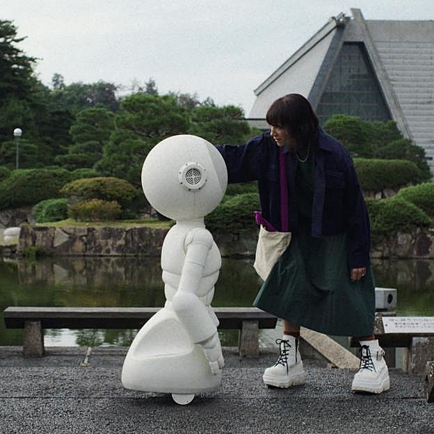 Rashida Jones y Sunny en la serie que lleva el nombre del robot.