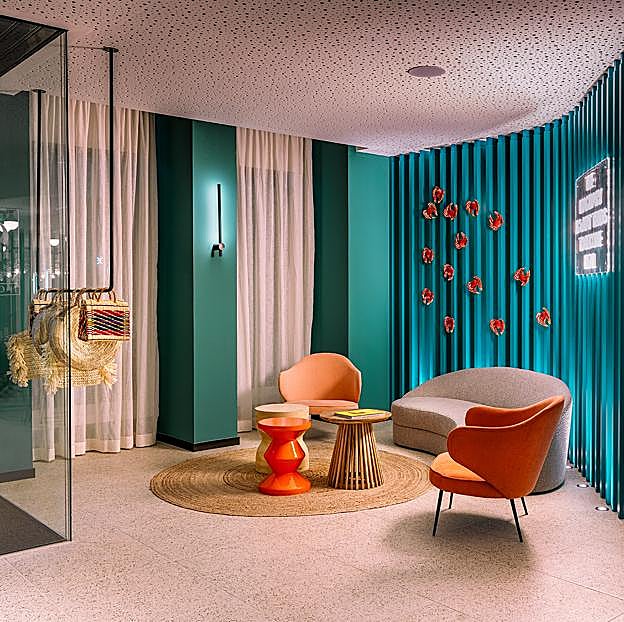 El hall del Vincci Bonjardim, un hotel cuya ubicación lo convierte en una opción perfecta a la hora de descubrir la ciudad de Oporto.