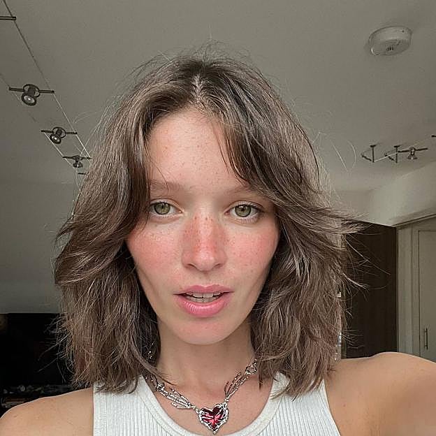 Modelo con corte cowgirl en media melena con flequillo cortina