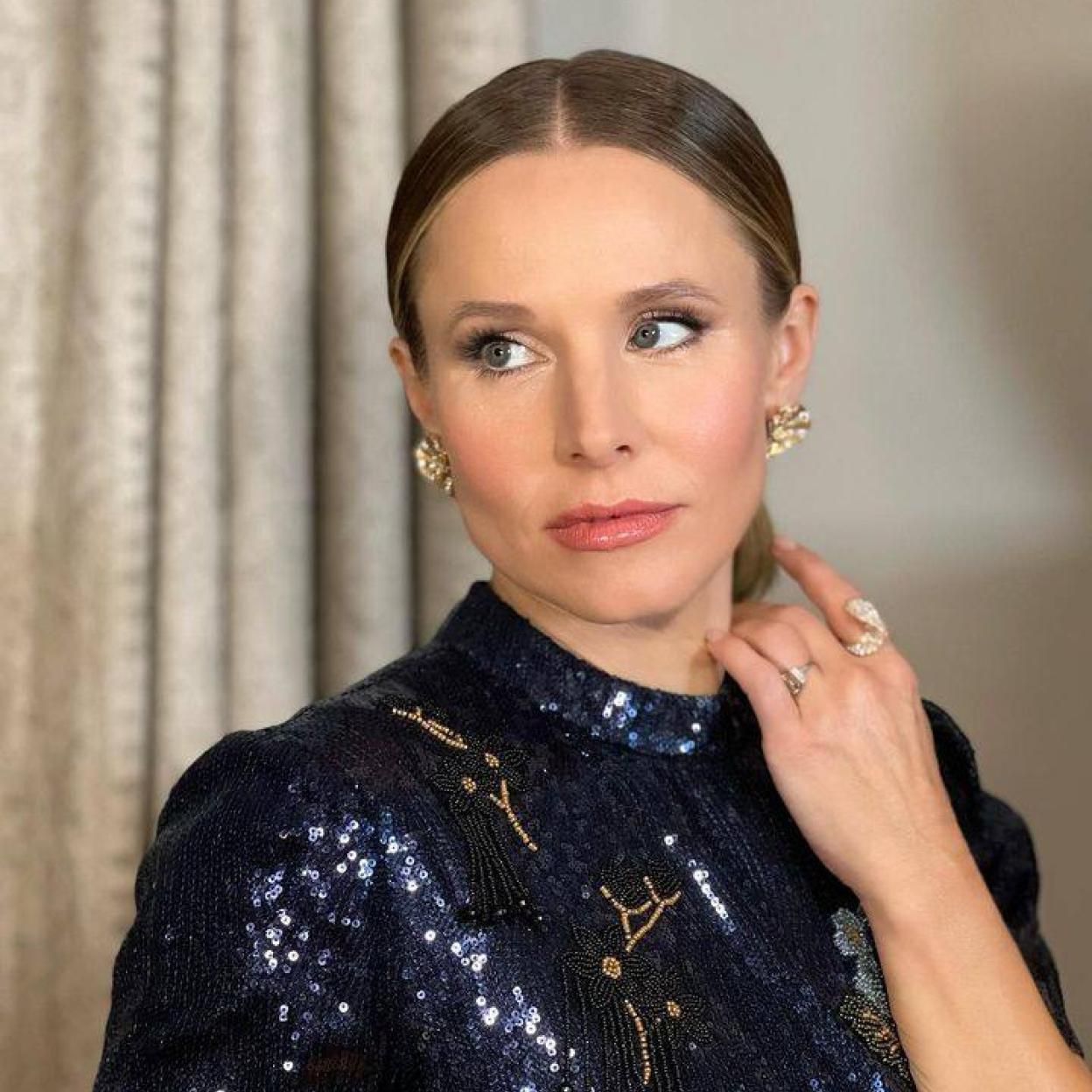 Kristen Bell con piel madura tersa y firme