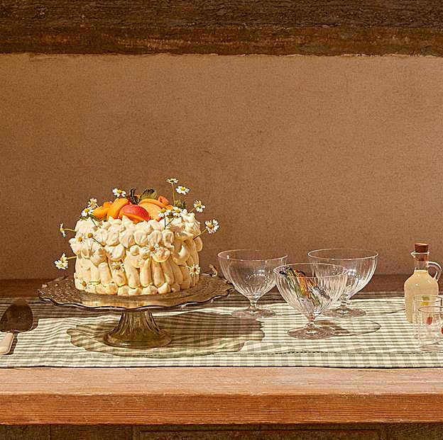 Zara Home nos adelanta que el estampado de cuadros vichy será la máxima tendencia en manteles durante los meses de verano