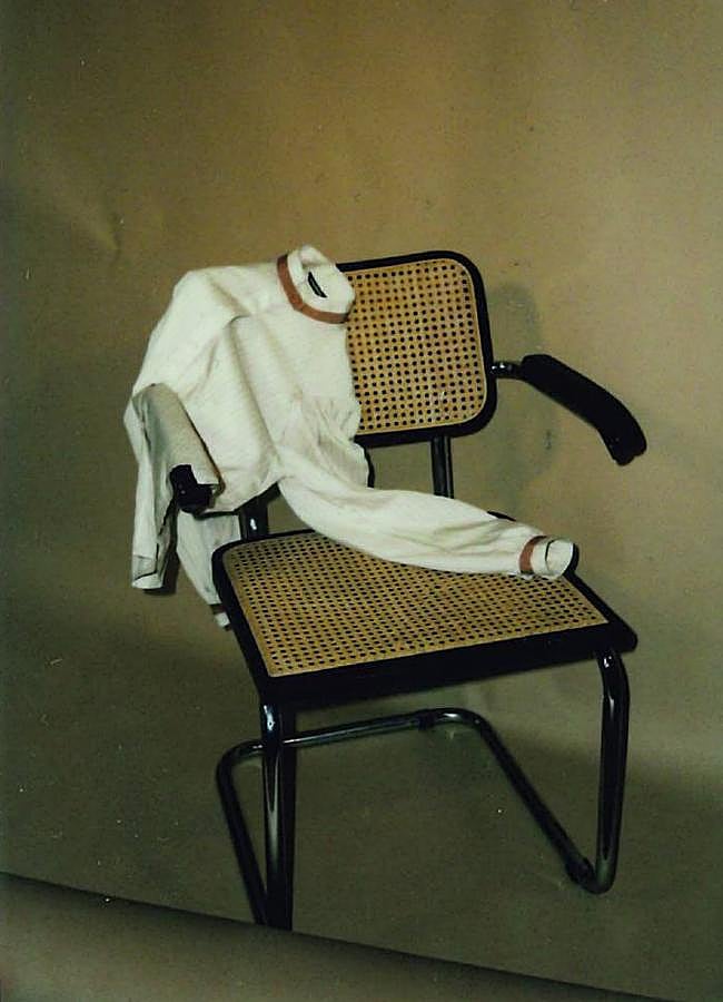 Imagen - La reinterpretación que Victoria Mitjans realizó en 2020 de la primera camisa de Simorra sobre la silla Cesca, del arquitecto Marcel Breuer. 