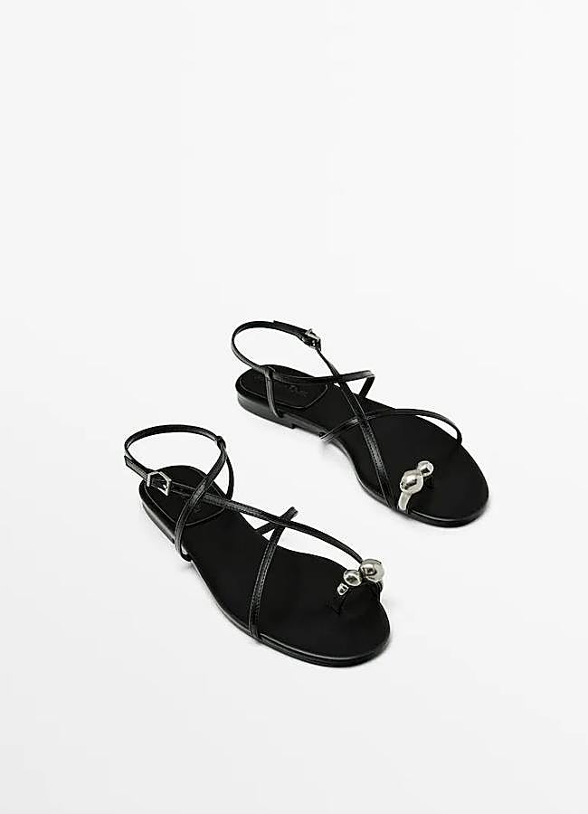 Imagen - Sandalias planas en negro con detalle metalizado de Massimo Dutti.
