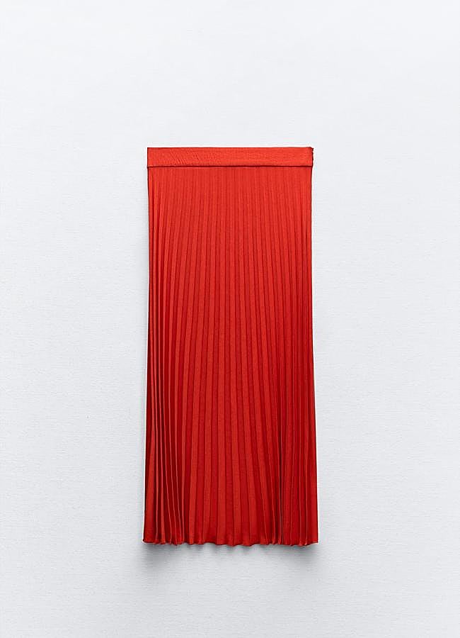Imagen - Falda plisada en color rojo de Zara.