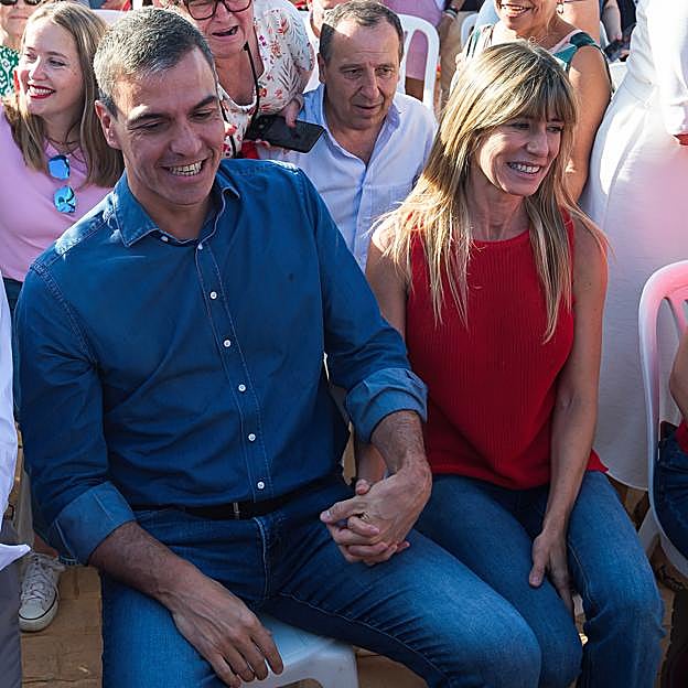 Pedro Sánchez y Begoña Gómez, en el mitin de Benalmádena. 
