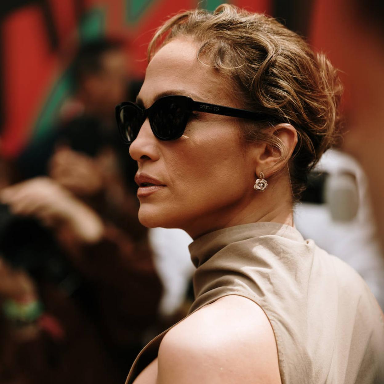 Jennifer Lopez con gafas de sol
