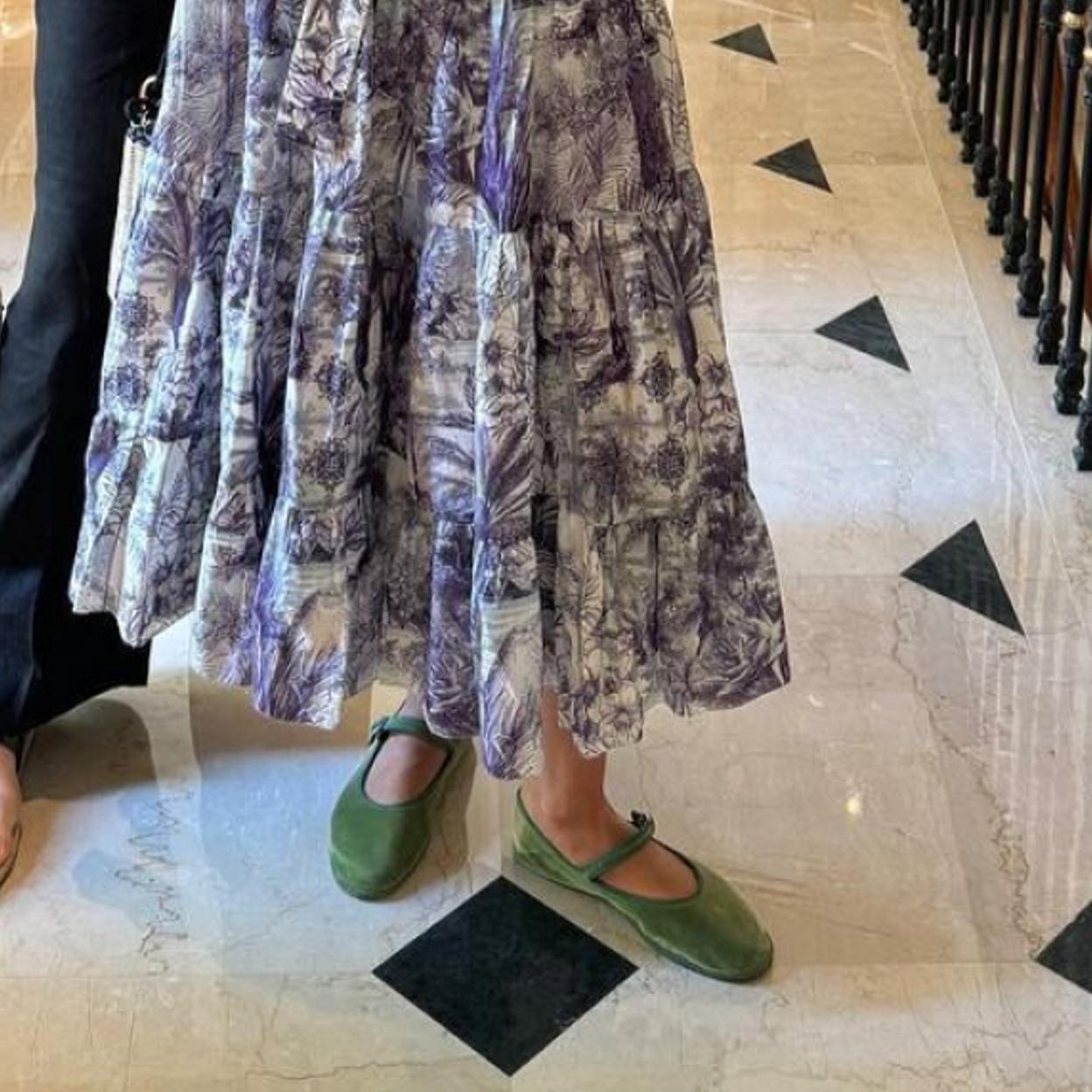 Por qué las royals siguen llevando venecianas en verano