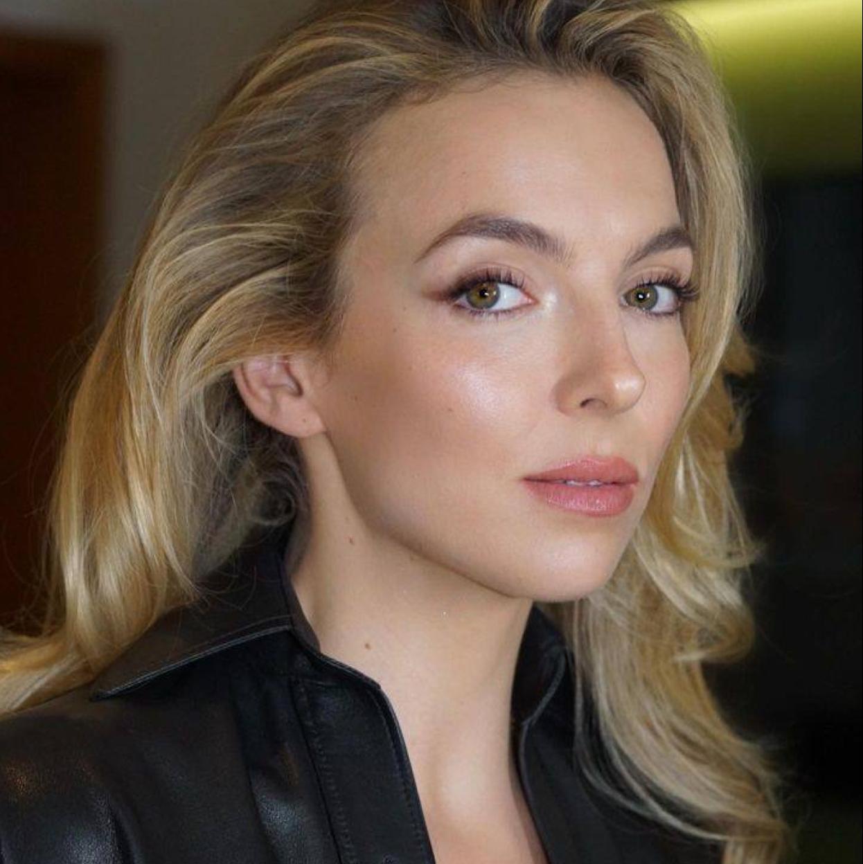 Jodie Comer con mirada iluminada sin ojeras