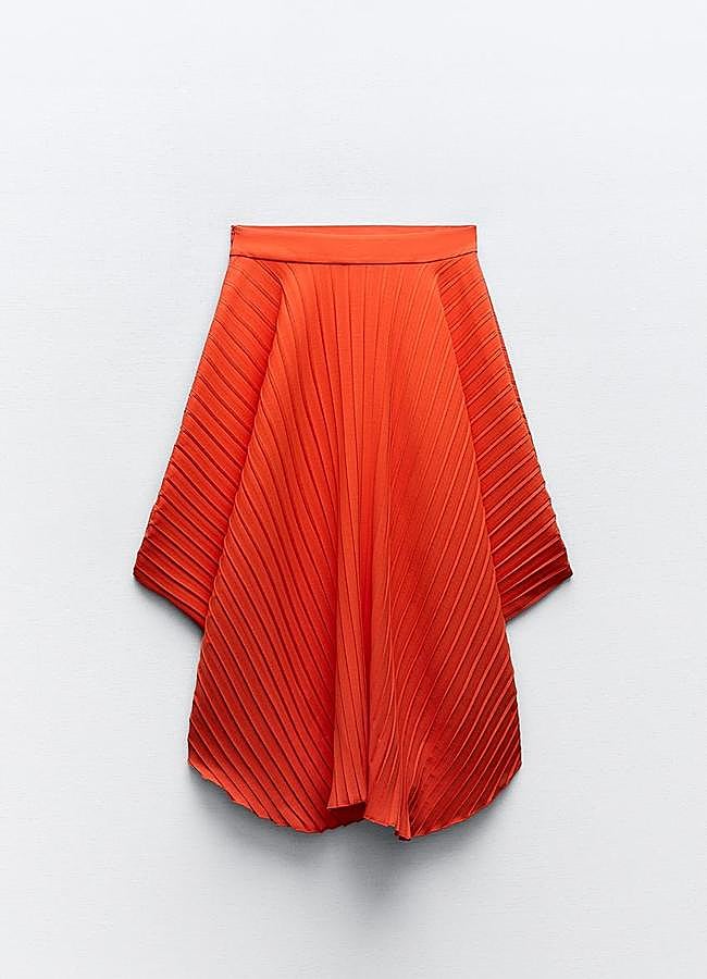 Imagen - Falda de tablas asimétrica de Zara, 17,99 euros.