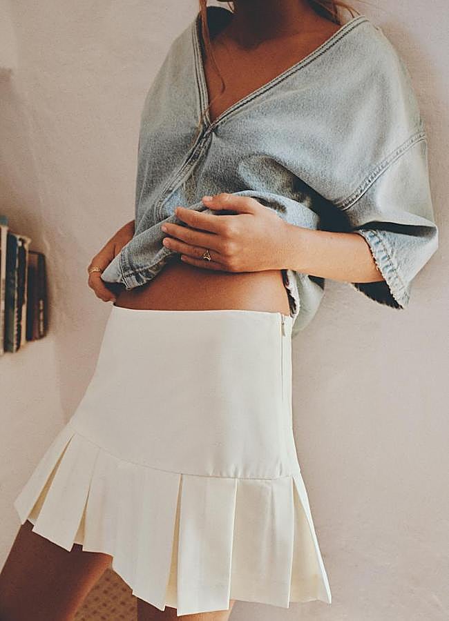 Imagen - Falda-pantalón de tablas en blanco de Zara.