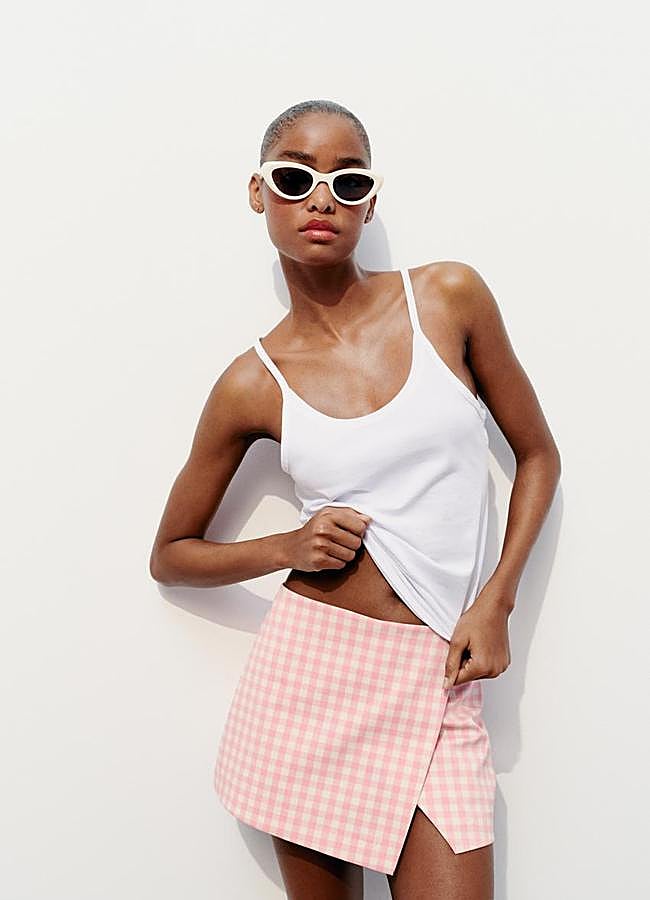 Imagen - Falda-pantalón con estampado de cuadros de Zara.