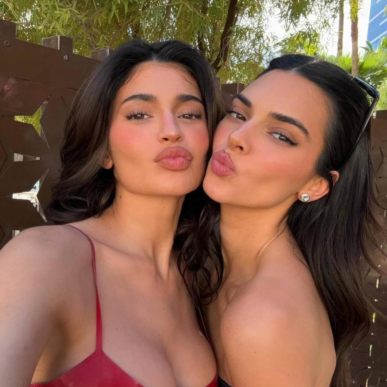 Kylie y Kendall Jenner con labial hidratante