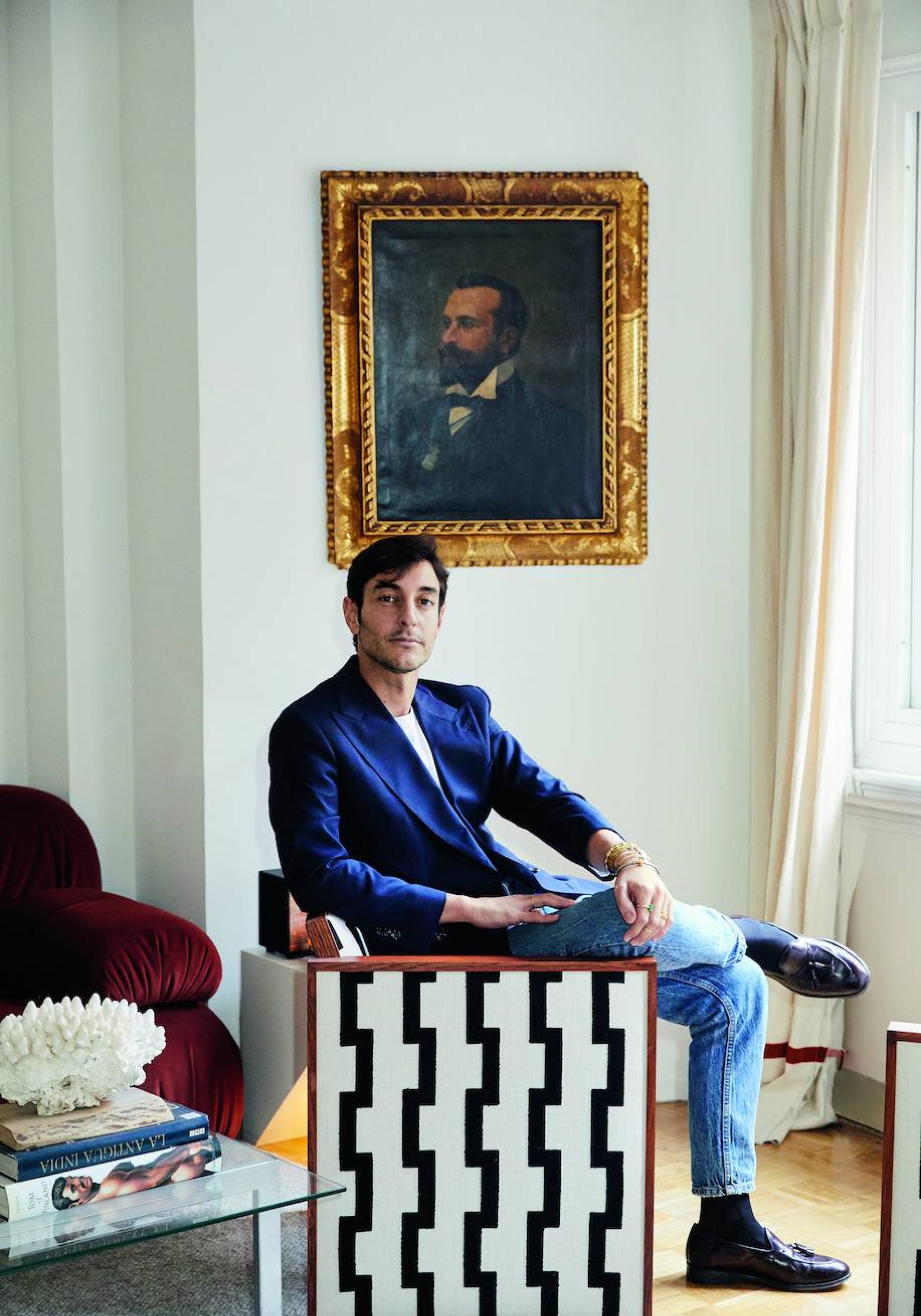 El diseñador Nicolás Montenegro posa en su estudio de Madrid, para Mujerhoy.