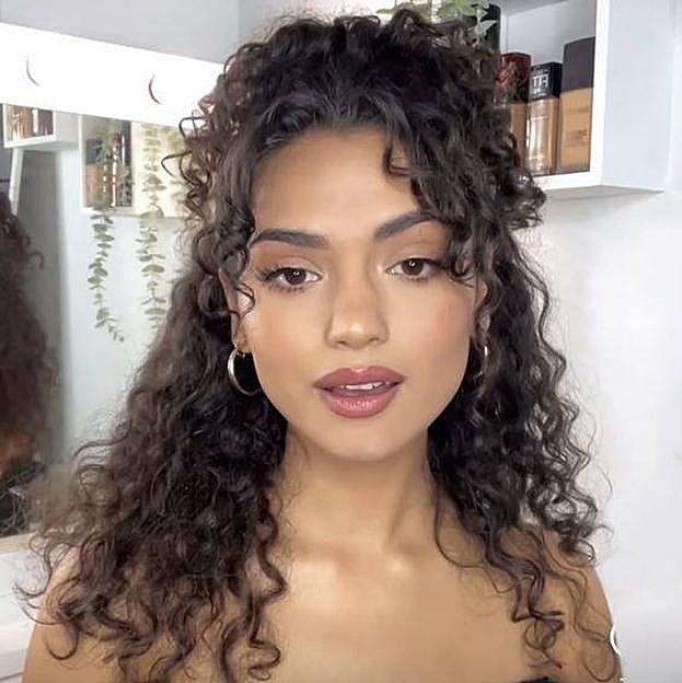 Influencer con semirecogido con coleta y mechones sueltos