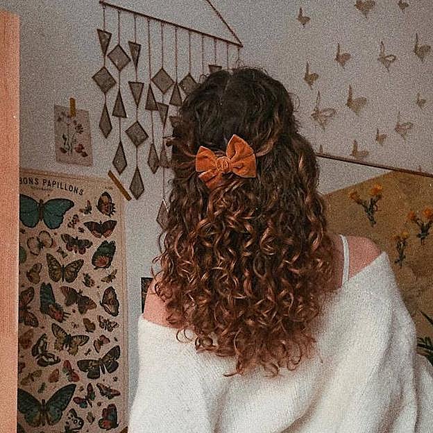 Semirecogido para media melena rizada con accesorio de lazo