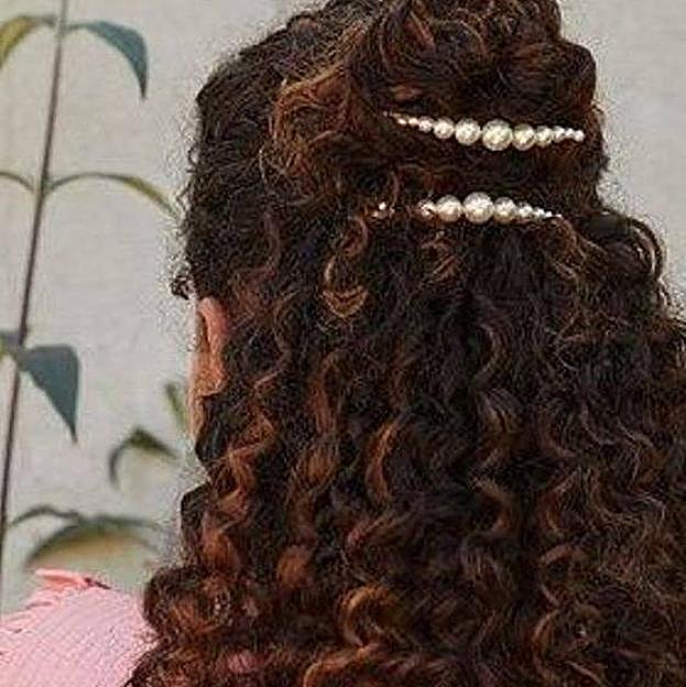 Semirecogido para media melena rizada con horquillas