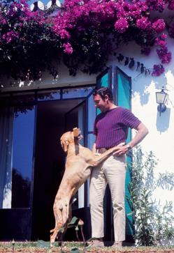 Imagen secundaria 2 - Rainiero y Grace de Mónaco, Aline Griffith y el ex espía Ricardo Sicre, a princesa Ira de Fürstenberg, en agosto de 1971; y el príncipe Alfonso, junto a su mascota, en la residencia familiar del Marbella Club.