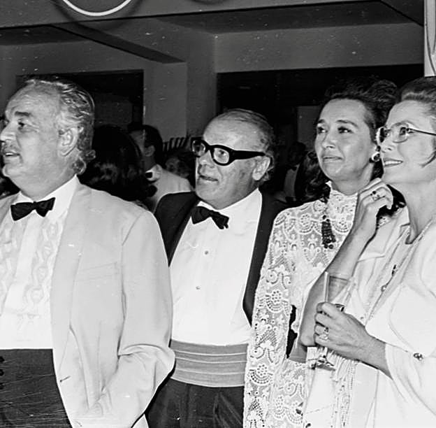 Imagen principal - Rainiero y Grace de Mónaco, Aline Griffith y el ex espía Ricardo Sicre, a princesa Ira de Fürstenberg, en agosto de 1971; y el príncipe Alfonso, junto a su mascota, en la residencia familiar del Marbella Club.