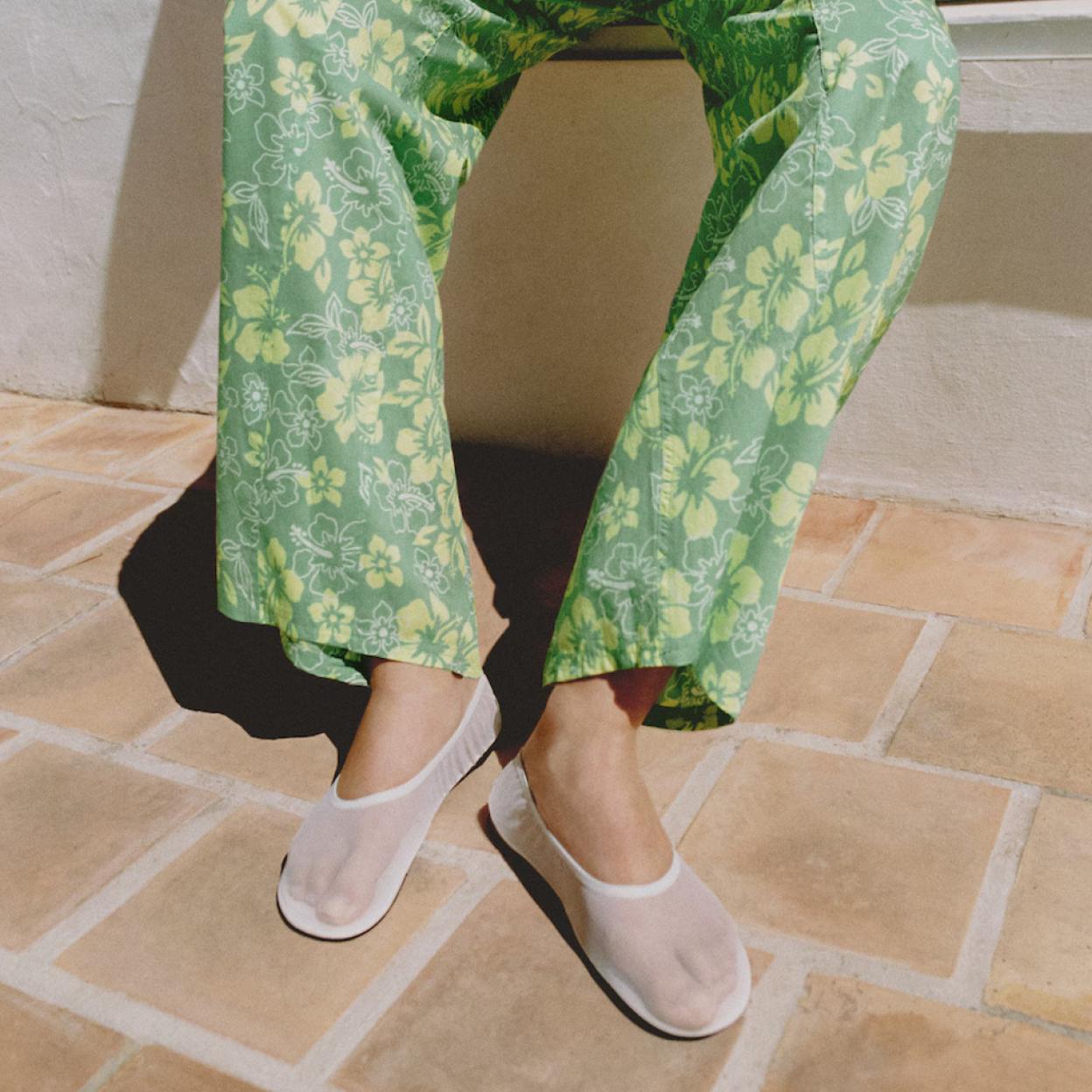 Mango tiene rebajadas las bailarinas semitransparentes virales del momento