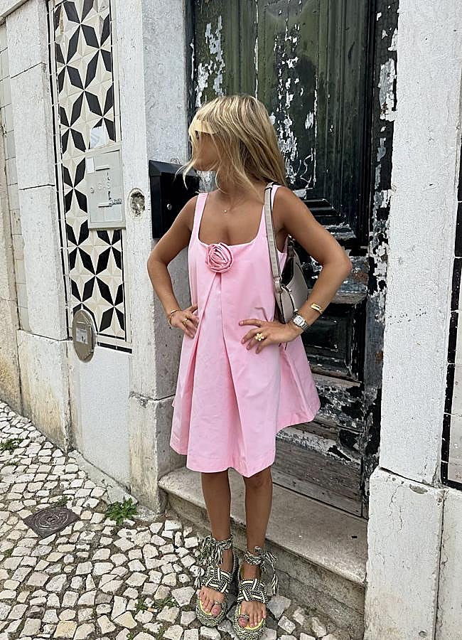 Imagen - Caetana Botelho con un vestido y la sandalia que demuestra que la teoría del zapato equivocado es, en realidad, un acierto.