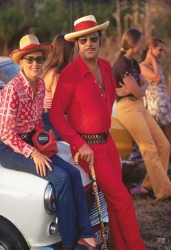 Imagen secundaria 2 - Arriba, Jaime de Mora y Aragón, hermano de la reina Fabiola de Bélgica, junto a su mujer, Margit Ohlson, en 1980. A la izquierda, María Vidaurreta, que fue coronada Lady España en 1984, con Jorge Verstrynge, líder de Alianza Popular, embrión del PP. A la derecha, el príncipe Alfonso de Hohenlohe, artífice del Marbella Club, con la modelo Jean Hickey, en 1971.