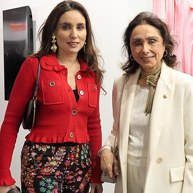 Paloma Segrelles, junto a su madre en ARCO. 