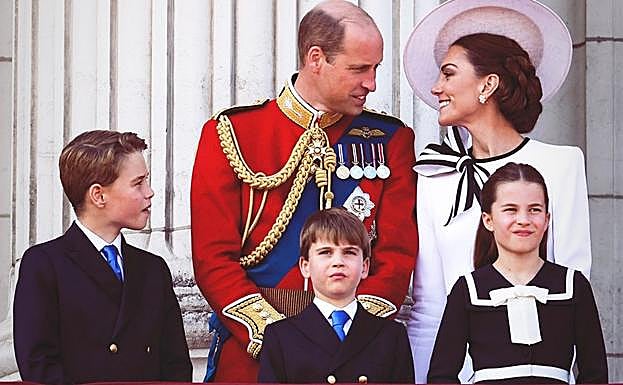 Los príncipes de Gales junto a sus hijos, en la celebración de Trooping the Colour. 
