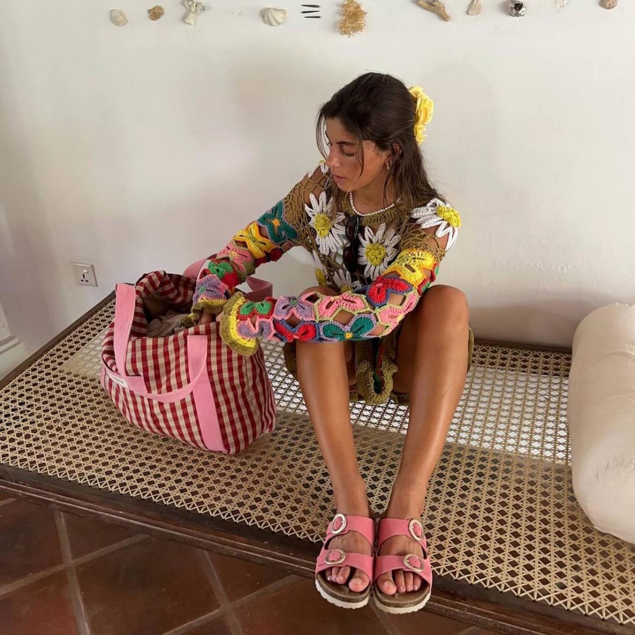 Influencer con sandalias con hebillas