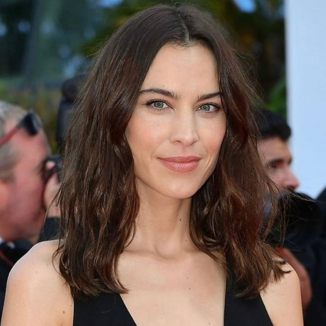 Alexa Chung con piel uniforme y luminosa