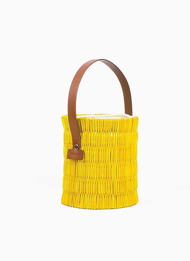 Imagen - Bolso tipo cubo tejido a mano de Toino Abel.