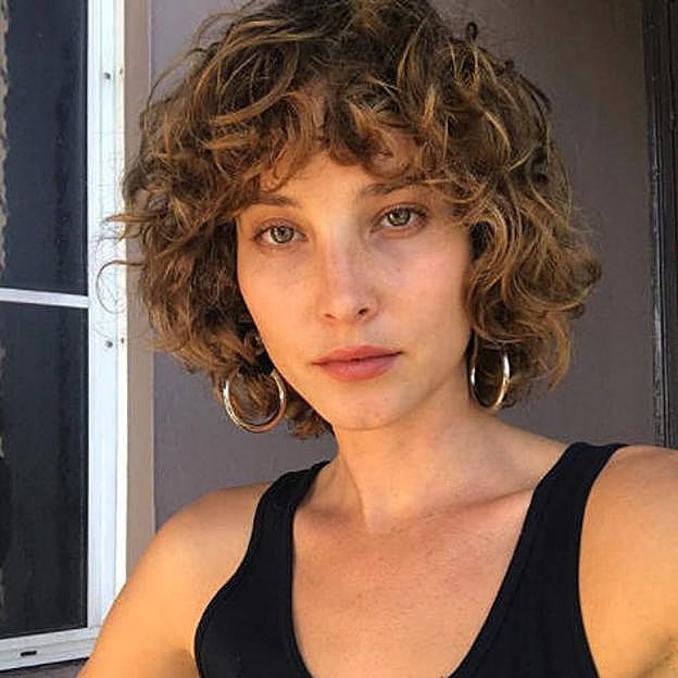 Modelo con corte de pelo rizado shag corto