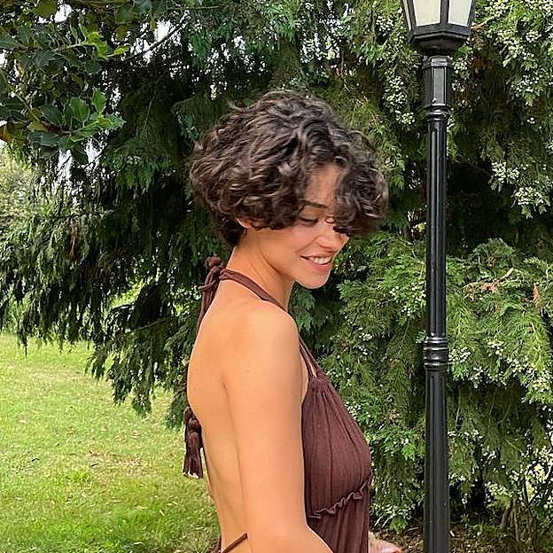 Modelo con bixie en pelo rizado