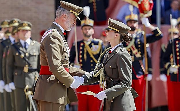 El momento en el que el rey Felipe estrecha la mano a Leonor, tras la entrega del despacho de alférez cadete del Ejército de Tierra. 