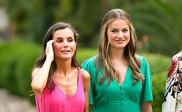 Doña Letizia y la princesa Leonor en el posado oficial de sus vacaciones en Mallorca en 2023. 
